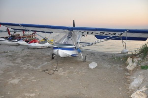 Un hidroavion a căzut în lacul Siutghiol. Pilotul şi pasagerul, salvaţi de angajaţii Kaiak